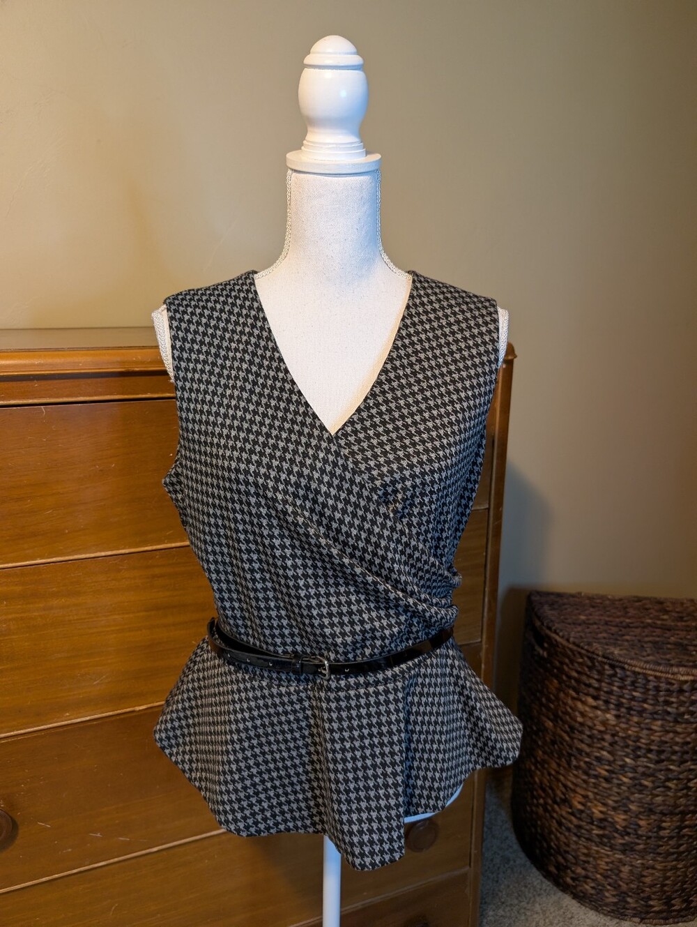 NY&CO Houndstooth Black and Grey Peplum Shell with belt SZ 14
